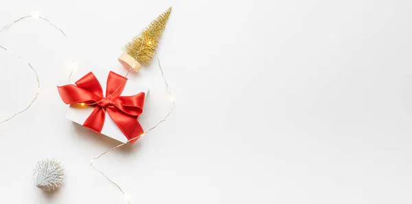 礼品盒红色 白色礼物 红色缎带 新年球和闪光的灯饰 圣诞作文白色背景贺卡 有文字空间的圣诞节背景 — 图库照片