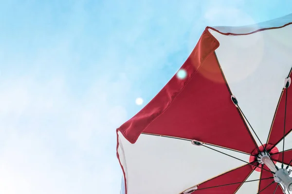 Paraplu Strand Rode Zomer Strand Parasol Blauwe Zee Achtergrond Zon — Stockfoto