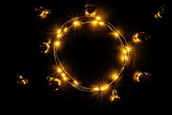 Xmas 빛난다 크리스마스 장식물 장식에 황금빛 배경에는 전구가 떨어져 크리스마스 — 스톡 사진