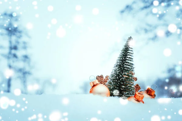 クリスマスの装飾雪 黄金のボール クリスマスの休日の木と幸せな新年の飾り 白い冬の雪の背景 極小雪の背景 — ストック写真