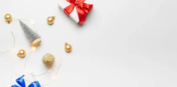 Рождественский Подарок Белый Подарок Красным Луком Золотыми Шариками Гирляндами Рождественском — стоковое фото