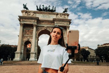 Blogger kızı Milan Italya. Piazza del Duomo 'da akıllı telefonlu gezgin fotoğrafçı kadın. Avrupa 'da Milano şehrinde boyama evi. Serbest çalışan, gazeteci, profesyonel fotoğrafçı.