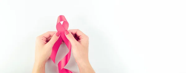 Cancro Seno Nastro Rosa Donna Mani Che Tengono Simbolo Assistenza — Foto Stock