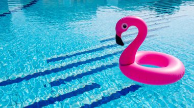 Plaj flamingosu. Yaz sahili arka planı için suda şişirilebilir pembe flamingo. Havuz havuzu partisi