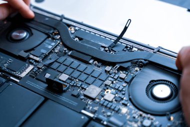 Bilgisayar kontrolleri. Tamir mühendisi desteği. Donanım geçmişinde dizüstü bilgisayarı olan bilgisayar teknisyeni servisi. Elektronik teknoloji geliştirme kavramı