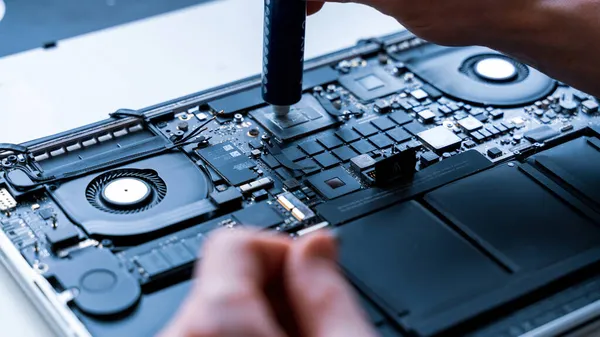 Onderhoudscomputer Onderhoud Reparatie Ingenieur Ondersteuning Computer Technicus Service Met Laptop — Stockfoto