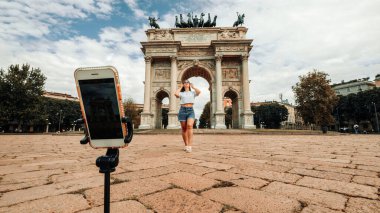 Blogger kızı Milan Italya. Piazza del Duomo 'da akıllı telefonlu gezgin fotoğrafçı kadın. Avrupa 'da Milano şehrinde boyama evi. Serbest çalışan, gazeteci, profesyonel fotoğrafçı.