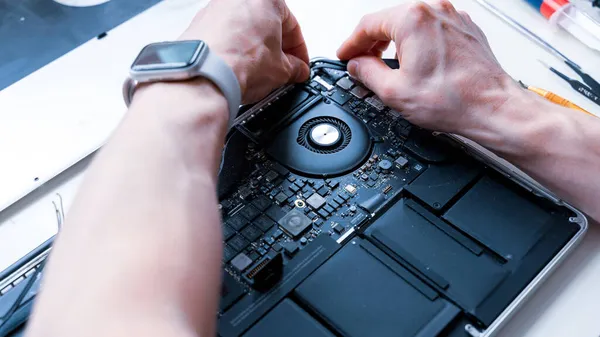 컴퓨터 서비스 기술자 기술자 서비스는 노트북을 하드웨어 배경으로 부품을 납땜하는 — 스톡 사진