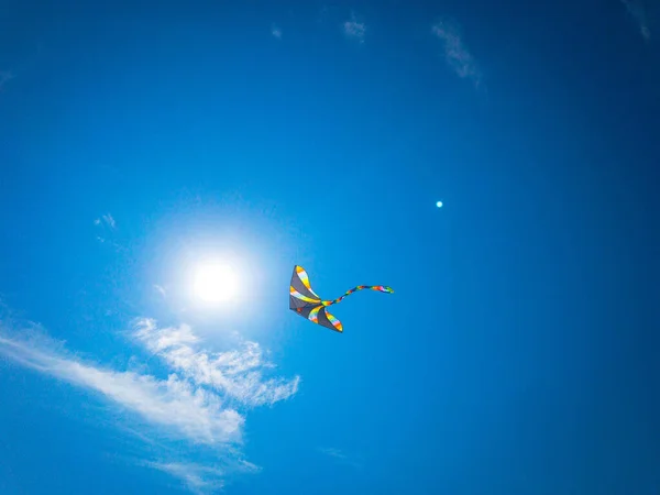 Vlieger Blauwe Lucht Kleurrijk Vliegend Speelgoed Vlieger Vliegen Windwolken Regenboog — Stockfoto