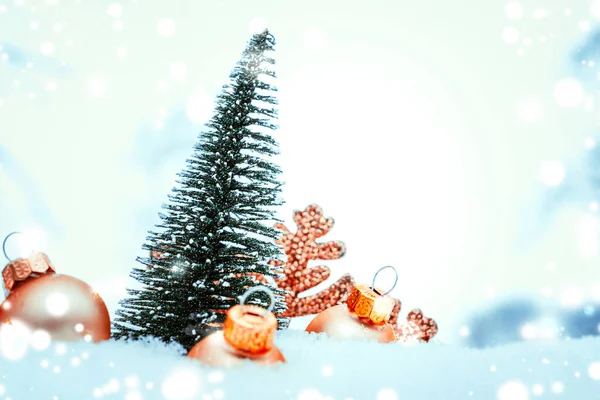 冬の雪の装飾 クリスマスの休日の木 白い冬の雪の背景に新しい年の装飾で黄金のボール コピースペース付きのトップビュー — ストック写真