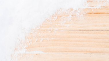 Kış ağacı. Eski kırsal duvarlı bir Noel tahtası, beyaz donmuş kar. Kış ahşap doku arka planı. inimal düzlük