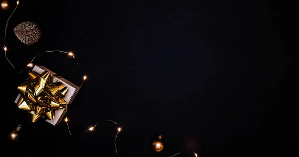 Kerstcadeau Wit Cadeau Met Gouden Strik Gouden Ballen Sprankelende Lichtslinger — Stockfoto