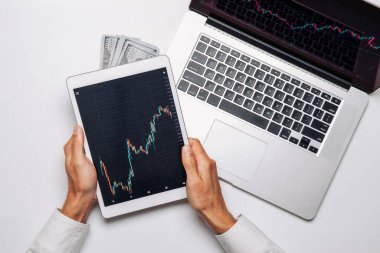 Şamdan çizelgesi. Dijital ekranda yatırım teknolojisi uygulaması. Satmak, satın almak ve kâr payı istatistiklerini analiz etmek için mali başvuru. Ekran satışı arka planı