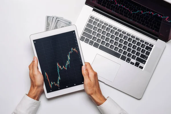 Şamdan çizelgesi. Dijital ekranda yatırım teknolojisi uygulaması. Satmak, satın almak ve kâr payı istatistiklerini analiz etmek için mali başvuru. Ekran satışı arka planı