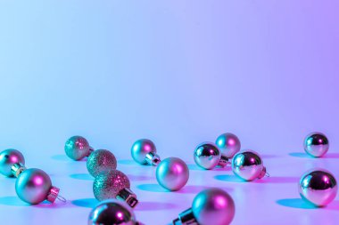 Noel topları desenli neon arka plan. Noel 'in soyut kış gradyan arka planında Xmas takıları. Mutlu yıllar kopyalama alanı