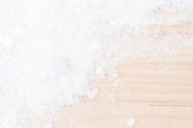 Kış ağacı. Eski kırsal duvarlı bir Noel tahtası, beyaz donmuş kar. Kış ahşap doku arka planı. inimal düzlük