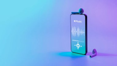 Müzik geçmişi. Müzik uygulamalı cep telefonu ekranı, ses kulaklıkları. Radyolu ses, neon gradyanı ile çarpıyor. Kayıt stüdyosu veya podcast afişi