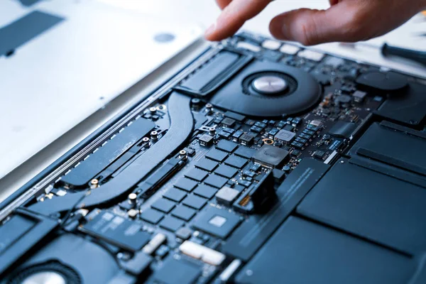 Reparatie Van Computer Technicus Service Met Laptop Hardware Technologie Achtergrond — Stockfoto