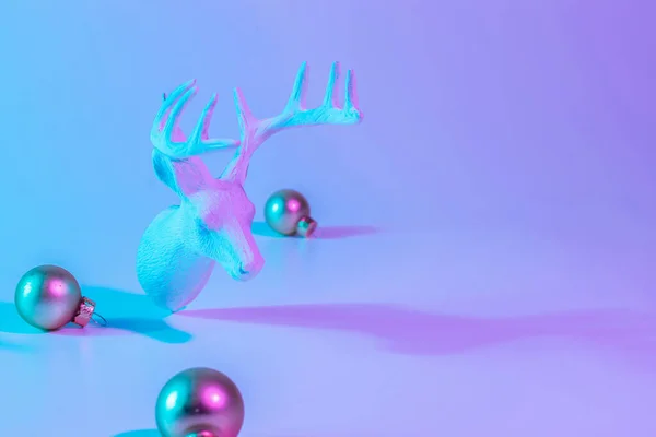 Vánoční Jelen Neon Zimní Zázemí Minimální Abstraktní Vánočními Soby Dovolená — Stock fotografie