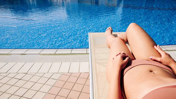 プールパーティーの女の子 ビキニ水着の幸せな若いセクシーな女の子 リゾートチェアのサングラス 豪華なホテルブルーウォータープールでリラックスしたラウンジ 休暇中のホテルのリゾートスパ — ストック写真
