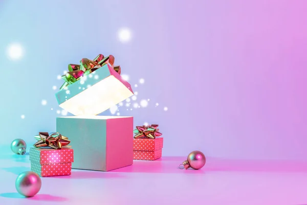 Neonowe Tło Zimowe Otwarte Pudełko Świąteczne Lampkami Świecącymi Minimalna Choinka — Zdjęcie stockowe