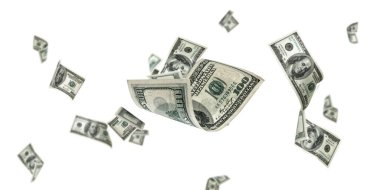 Amerikan doları. Amerikan parası, düşen para. Beyaz arka planda izole edilmiş 100 dolar uçmak