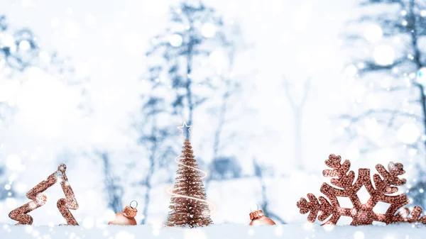 雪のクリスマスの背景 クリスマスの休日の木 白い冬の雪の上に新年の装飾で黄金のボール メリークリスマスの休日カードパターン — ストック写真