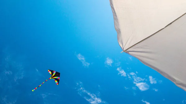 Drachenblauer Himmel Buntes Fliegendes Spielzeug Drachen Fliegen Auf Windwolken Regenbogendrachen — Stockfoto