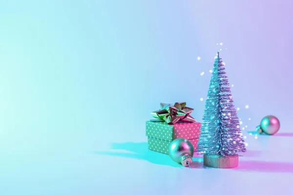 ネオンクリスマス冬の背景 最小限の抽象的な木 Xmasギフトボックス ネオングラデーションの背景に休日の装飾バブルボール ハッピーニューイヤーコピースペース — ストック写真