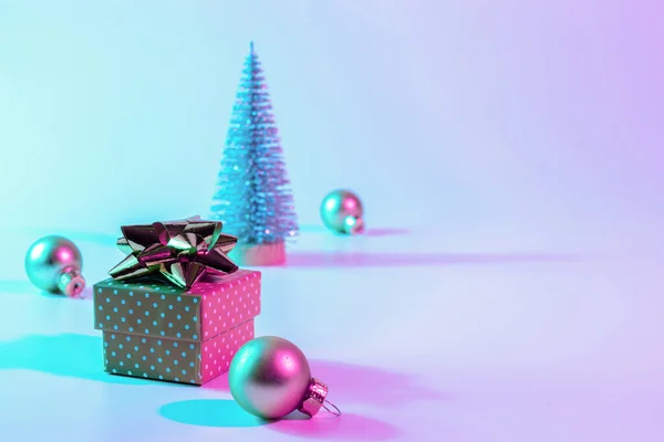 Kerstboom Neon Achtergrond Minimale Abstracte Boom Kerstgeschenkdoos Vakantie Decoratie Bauble — Stockfoto