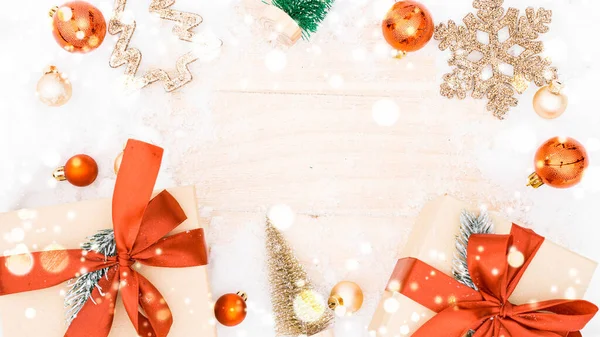 白雪公主冬季木制装饰背景 圣诞牌上有古老的乡村墙 白色冰冻的雪花 金球和礼品盒 圣诞贺卡图案快乐 — 图库照片