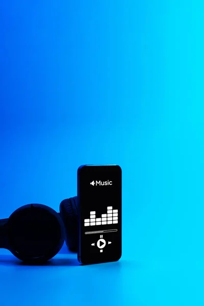 휴대용 스마트폰 화면에 애플리케이션 사운드 헤드폰 있습니다 음성은 파란색 바탕에서 — 스톡 사진
