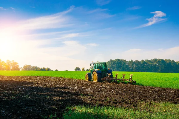 Raccolta Dei Trattori Macchine Agricole Agricole Sul Campo Terreno Paesaggistico — Foto Stock