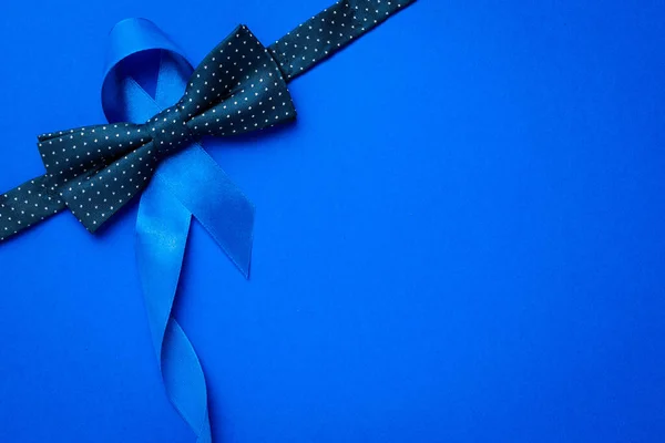 Mężczyźni Rak Niebieska Wstążka Modna Muszka Odizolowana Niebieskim Tle Świadomość — Zdjęcie stockowe