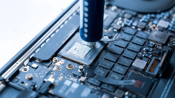 Computerdiagnostik Vedligeholdelse Reparation Ingeniør Support Tekniker Service Med Laptop Hardware - Stock-foto