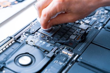 Bilgisayar kontrolleri. Tamir mühendisi desteği. Donanım geçmişinde dizüstü bilgisayarı olan bilgisayar teknisyeni servisi. Elektronik teknoloji geliştirme kavramı