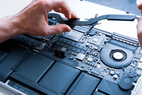 Serviços Reparação Computadores Suporte Engenheiro Manutenção Serviço Técnico Com Laptop — Fotografia de Stock