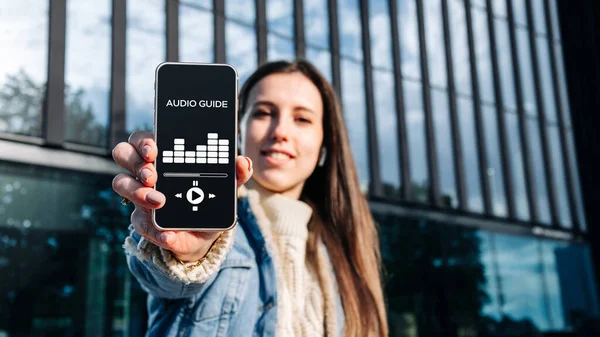 Audio Túra Online Alkalmazás Digitális Mobil Okostelefon Boldog Fiatal Diák — Stock Fotó