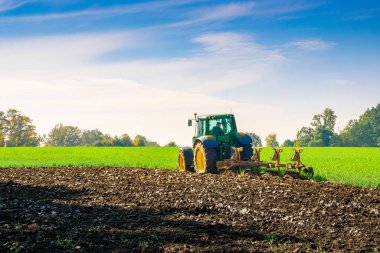 Traktör yeşili. Manzara arazisindeki tarım çiftliği makineleri. Ekin için tarım makinesi ekipmanları. Soya fasulyesi biçme konsepti