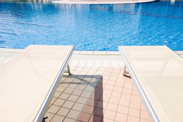 避暑胜地的椅子 放松宾馆游泳池的休息厅 海滩游轮轮 度假日光浴床 奢华旅行的概念 — 图库照片