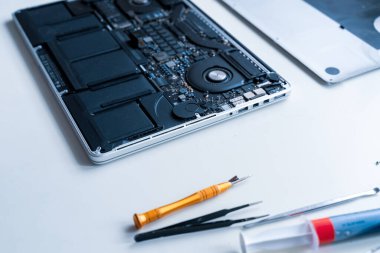 Bilgisayar kontrolleri. Tamir mühendisi desteği. Donanım geçmişinde dizüstü bilgisayarı olan bilgisayar teknisyeni servisi. Elektronik teknoloji geliştirme kavramı