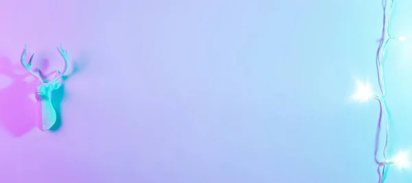 スタイリッシュなクリスマスネオン冬の背景 ネオングラデーションの背景に休日の装飾バブルボール 最小限の抽象的なクリスマストナカイ ハッピーニューイヤーコピースペース — ストック写真