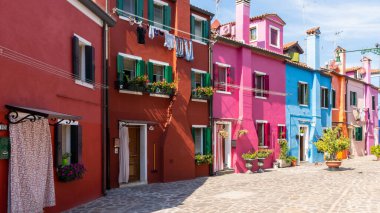 Burano İtalya. Venice Adası Renkli Sokak. Avrupa Venezia şehrinde boyama evi. Venedik Eyaleti, Veneto Bölgesi, Kuzey İtalya