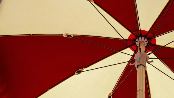 Paraplu Strand Rode Zomer Strand Parasol Blauwe Zee Achtergrond Zon — Stockfoto