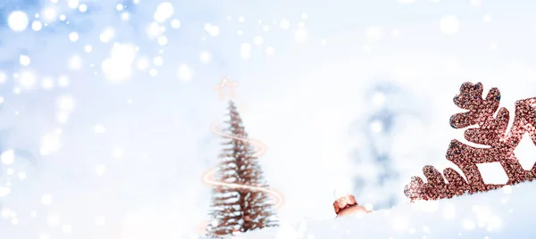 クリスマスの装飾雪 黄金のボール クリスマスの休日の木と幸せな新年の飾り 白い冬の雪の背景 極小雪の背景 — ストック写真