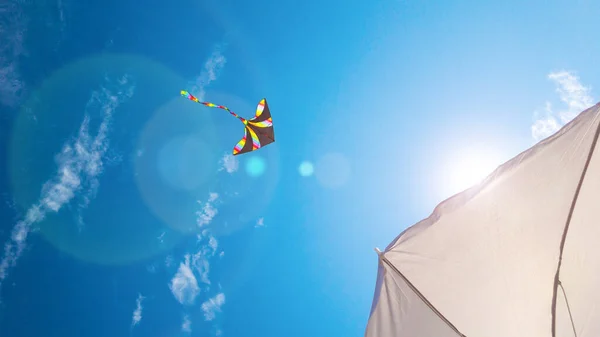 Drachenblauer Himmel Buntes Fliegendes Spielzeug Drachen Fliegen Auf Windwolken Regenbogendrachen — Stockfoto