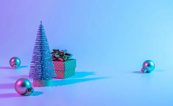 Neonové Vánoční Zimní Pozadí Minimální Abstraktní Strom Vánoční Dárková Krabička — Stock fotografie