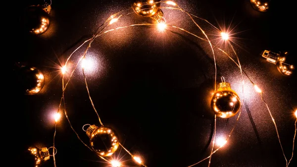 Weihnachtsbeleuchtung Grenzt Goldener Lichterkranz Dekoration Goldene Glühbirne Isoliert Auf Schwarz — Stockfoto
