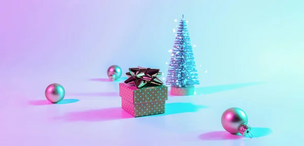 クリスマスの構図ネオン ネオングラデーションの背景に休日の装飾バブルボール 最小限の抽象的な木 Xmasギフトボックス 新年の旗 — ストック写真