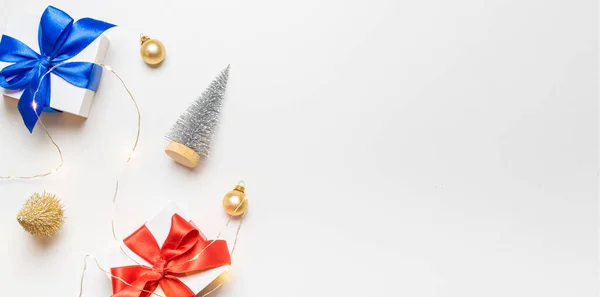 圣诞礼物白色礼物 红色蝴蝶结 金球和闪光的灯饰圣诞装饰白色背景的贺卡 有文字空间的圣诞节背景 — 图库照片